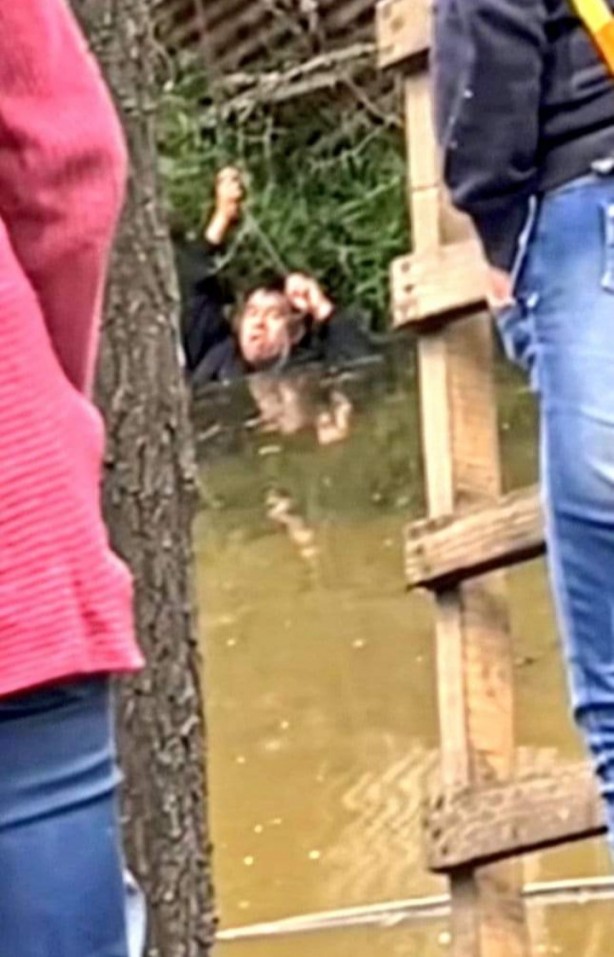 Foto - Feci kaza! Minibüs su kanalına düştü