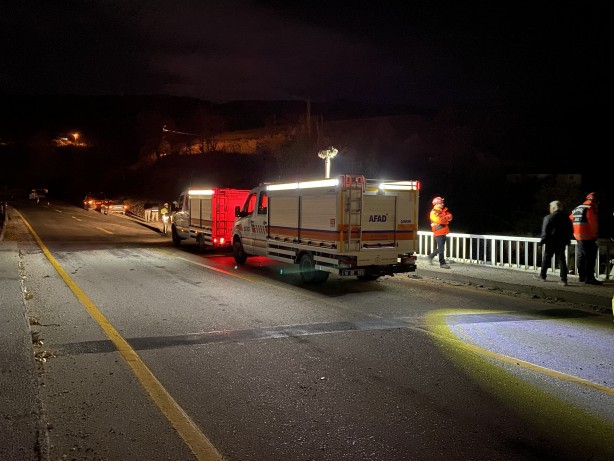 Foto - Feci kaza! Minibüse çarpan tır dereye uçtu: Ölü ve yaralılar var