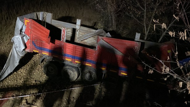 Foto - Feci kaza! Minibüse çarpan tır dereye uçtu: Ölü ve yaralılar var