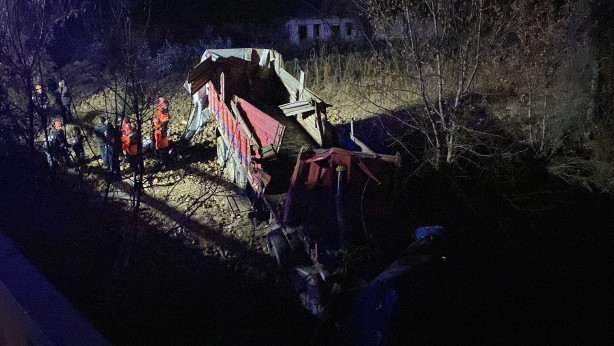 Foto - Feci kaza! Minibüse çarpan tır dereye uçtu: Ölü ve yaralılar var
