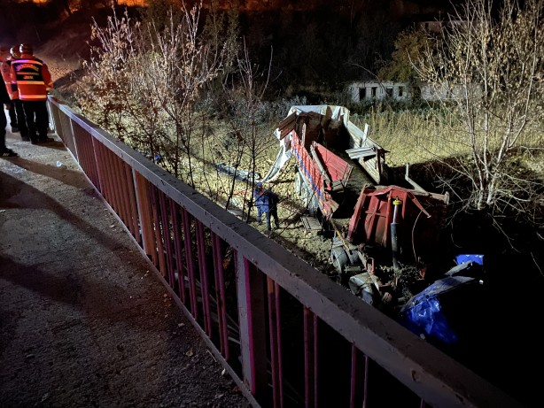 Foto - Feci kaza! Minibüse çarpan tır dereye uçtu: Ölü ve yaralılar var