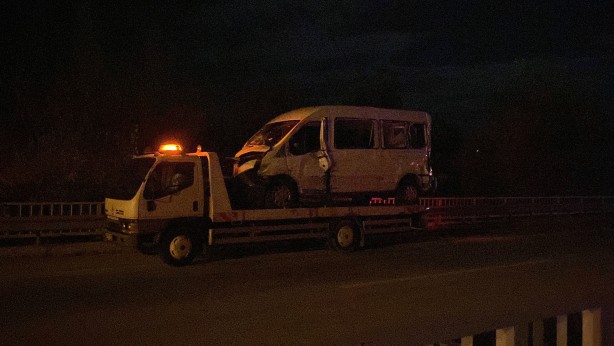 Foto - Feci kaza! Minibüse çarpan tır dereye uçtu: Ölü ve yaralılar var
