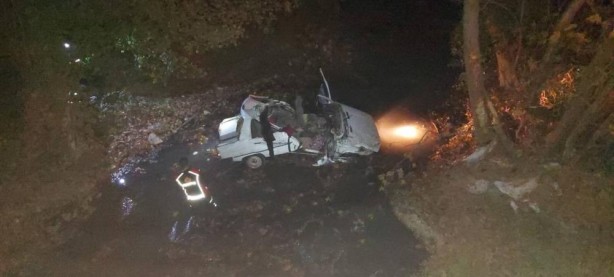 Foto - Feci kaza: Otomobil dere yatağına uçtu!