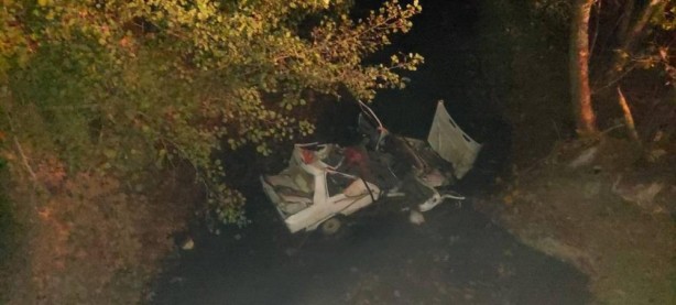 Foto - Feci kaza: Otomobil dere yatağına uçtu!