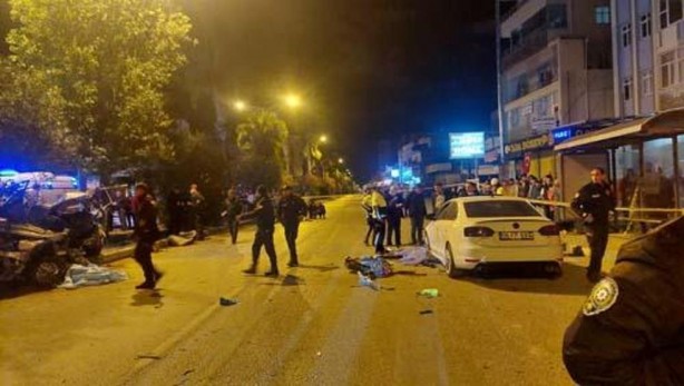 Foto - Feci kaza! Otomobil ikiye bölündü, 3 kişi öldü