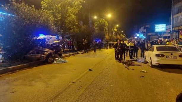 Foto - Feci kaza! Otomobil ikiye bölündü, 3 kişi öldü