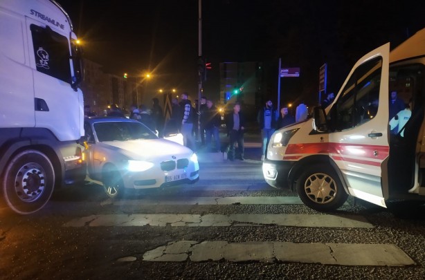 Foto - Feci kaza! Otomobil tırın altına girdi: 5 yaralı