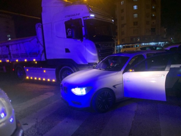 Feci kaza! Otomobil tırın altına girdi: 5 yaralı