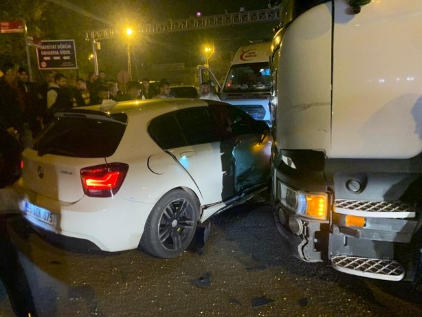 Foto - Feci kaza! Otomobil tırın altına girdi: 5 yaralı