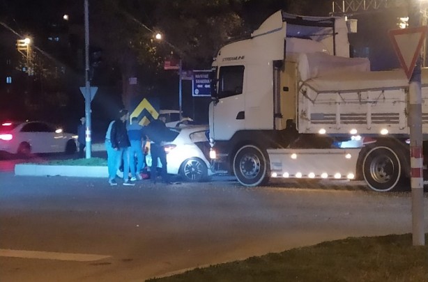 Foto - Feci kaza! Otomobil tırın altına girdi: 5 yaralı