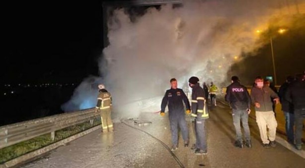 Foto - Feci kaza: Sıkıştıkları kamyonda yanarak can verdiler