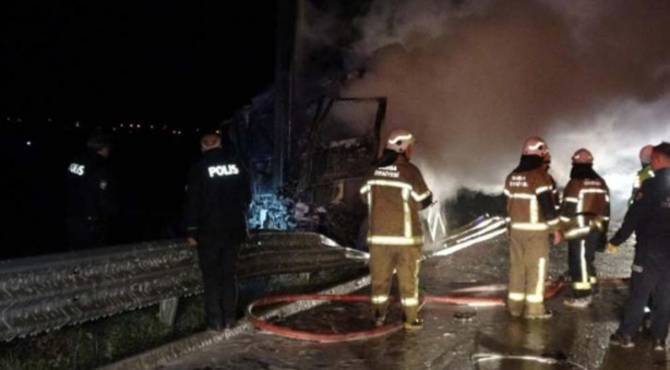 Foto - Feci kaza: Sıkıştıkları kamyonda yanarak can verdiler