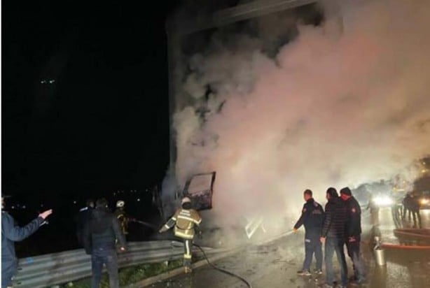Feci kaza: Sıkıştıkları kamyonda yanarak can verdiler