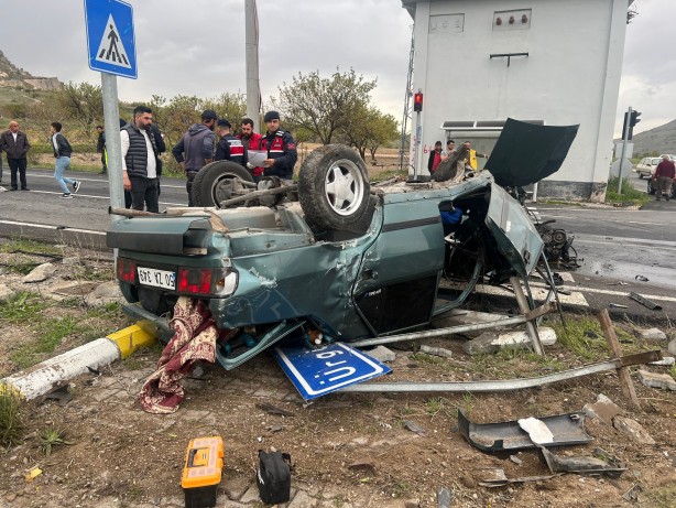 Foto - Feci kaza! Takla atan Tofaş ikiye bölündü