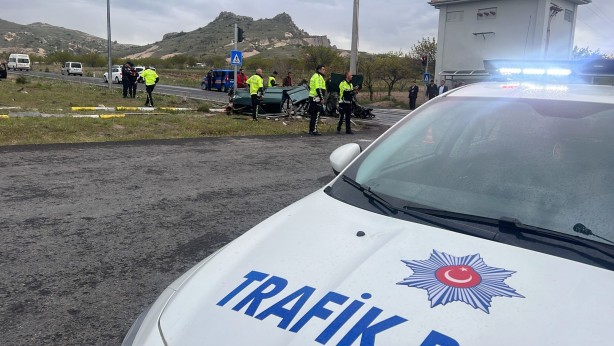 Foto - Feci kaza! Takla atan Tofaş ikiye bölündü