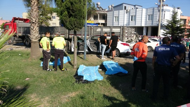 Foto - Feci kaza! Tıra arkadan otomobille çarpan 3 genç hayatını kaybetti