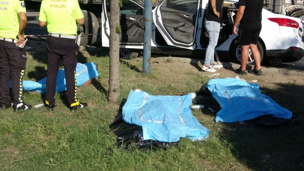 Foto - Feci kaza! Tıra arkadan otomobille çarpan 3 genç hayatını kaybetti