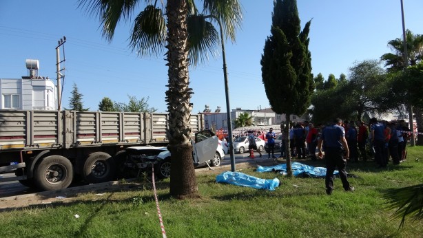 Foto - Feci kaza! Tıra arkadan otomobille çarpan 3 genç hayatını kaybetti