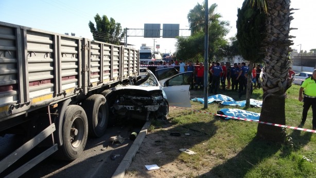 Foto - Feci kaza! Tıra arkadan otomobille çarpan 3 genç hayatını kaybetti