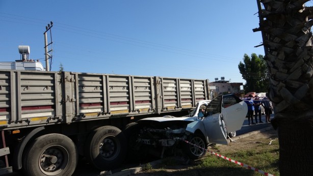 Foto - Feci kaza! Tıra arkadan otomobille çarpan 3 genç hayatını kaybetti