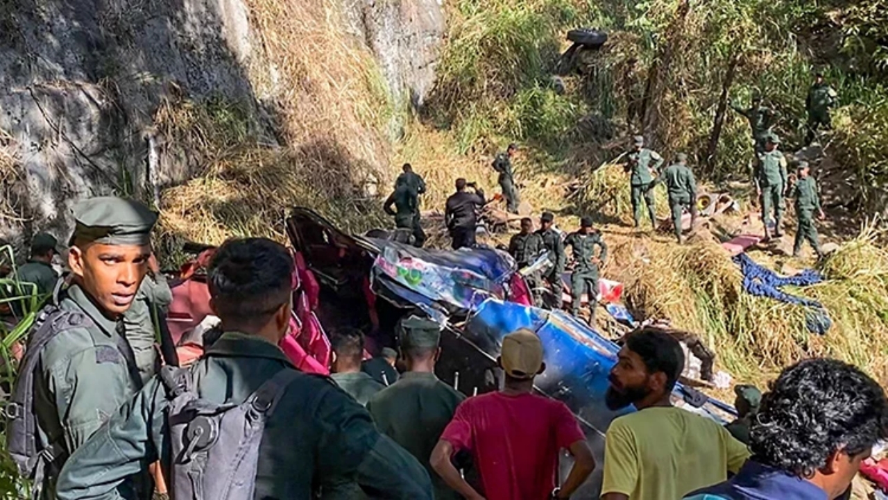 Foto - Feci kaza! Uçuruma yuvarlanan yolcu otobüsündeki 15 kişi hayatını kaybetti