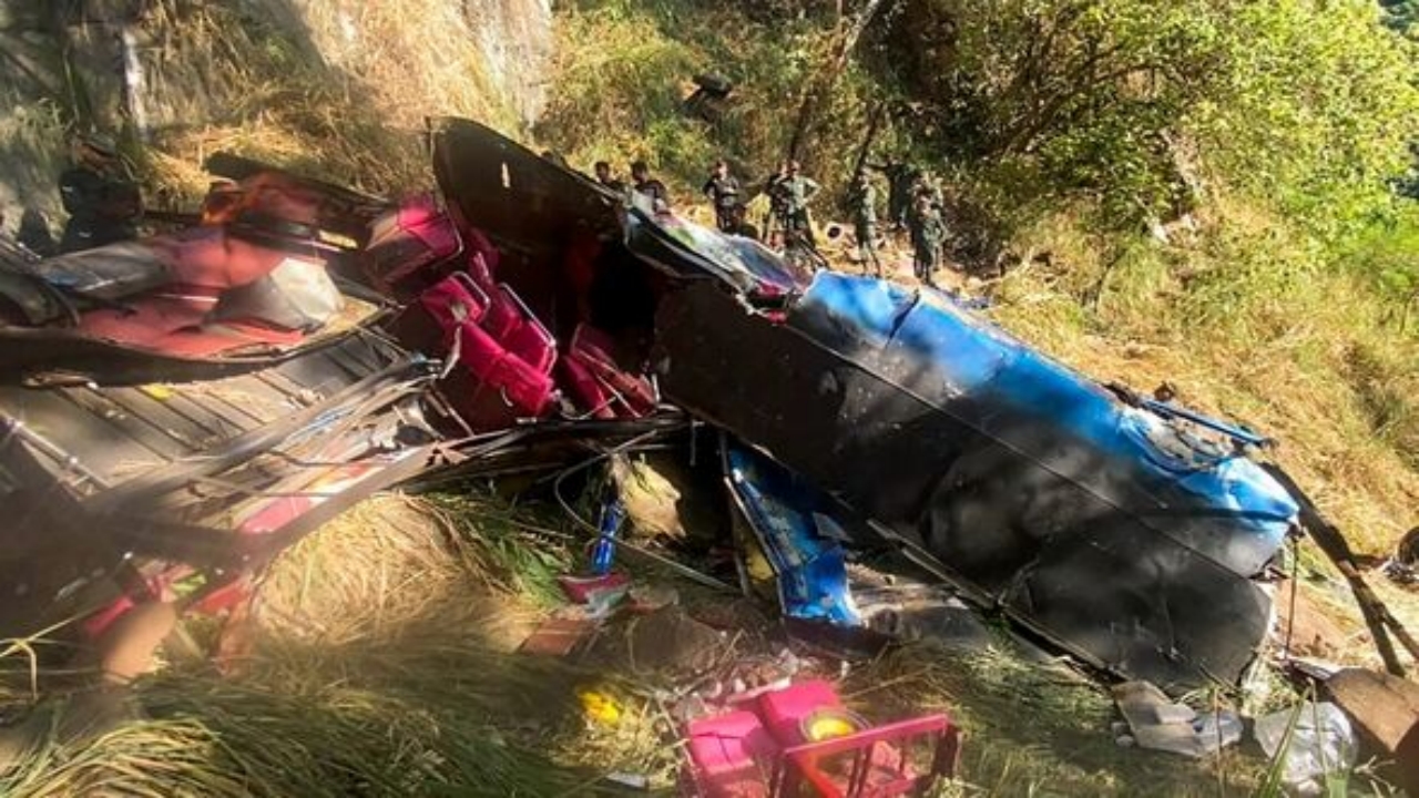 Foto - Feci kaza! Uçuruma yuvarlanan yolcu otobüsündeki 15 kişi hayatını kaybetti