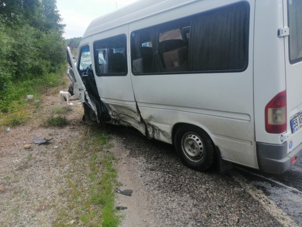 Foto - Feci kaza! Yolcu minibüsü ile otomobil çarpıştı: 6 yaralı