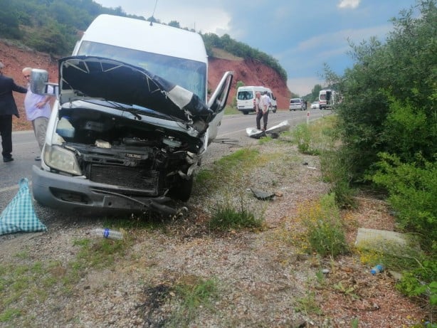 Foto - Feci kaza! Yolcu minibüsü ile otomobil çarpıştı: 6 yaralı