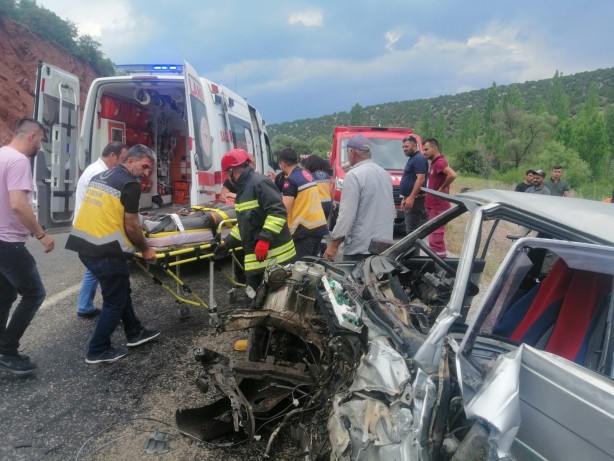 Feci kaza! Yolcu minibüsü ile otomobil çarpıştı: 6 yaralı