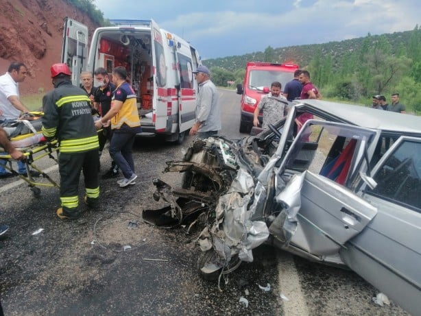 Foto - Feci kaza! Yolcu minibüsü ile otomobil çarpıştı: 6 yaralı