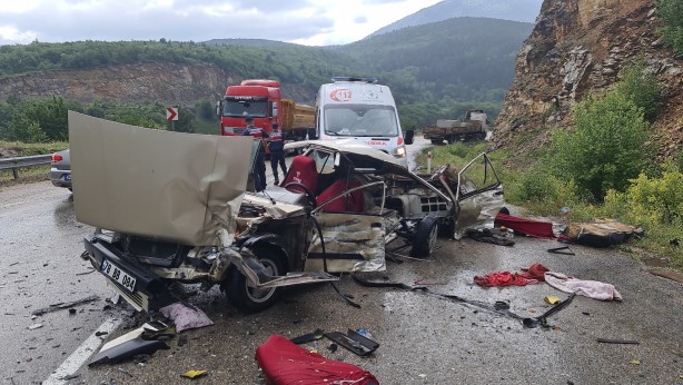 Foto - Feci kazada otomobil kağıt gibi parçalandı: 1 ölü, 2 yaralı