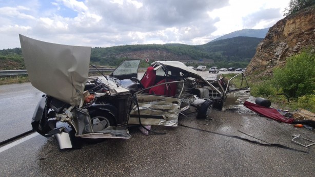 Foto - Feci kazada otomobil kağıt gibi parçalandı: 1 ölü, 2 yaralı