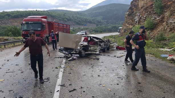Foto - Feci kazada otomobil kağıt gibi parçalandı: 1 ölü, 2 yaralı