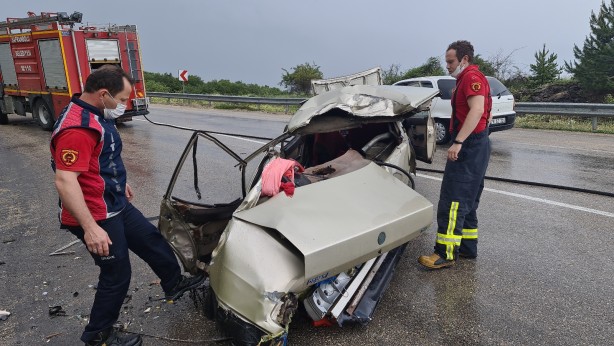 Foto - Feci kazada otomobil kağıt gibi parçalandı: 1 ölü, 2 yaralı