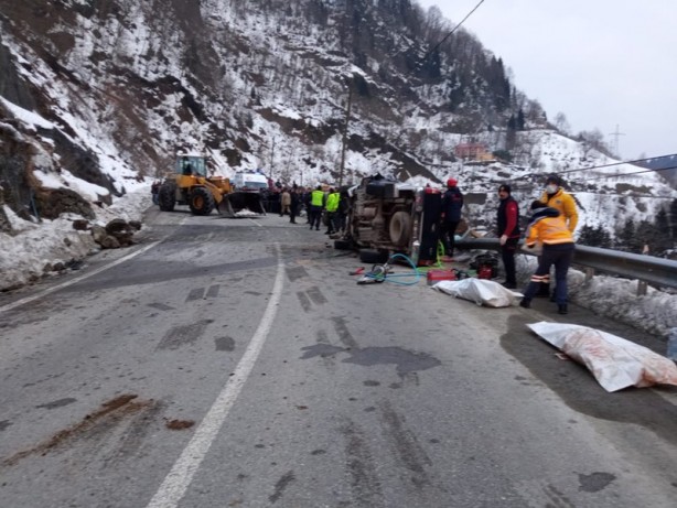 Foto - Feci olay: Kaya parçası yoldan geçen aracın üzerine düştü!
