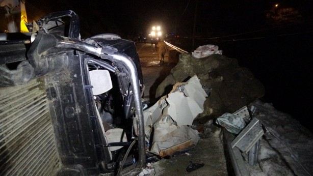 Foto - Feci olay: Kaya parçası yoldan geçen aracın üzerine düştü!