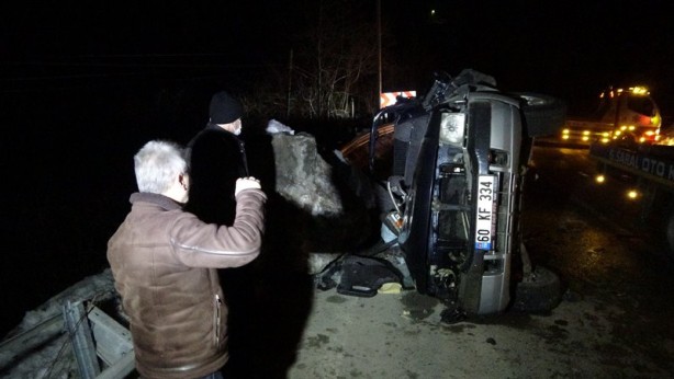 Foto - Feci olay: Kaya parçası yoldan geçen aracın üzerine düştü!