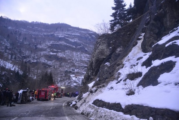 Foto - Feci olay: Kaya parçası yoldan geçen aracın üzerine düştü!