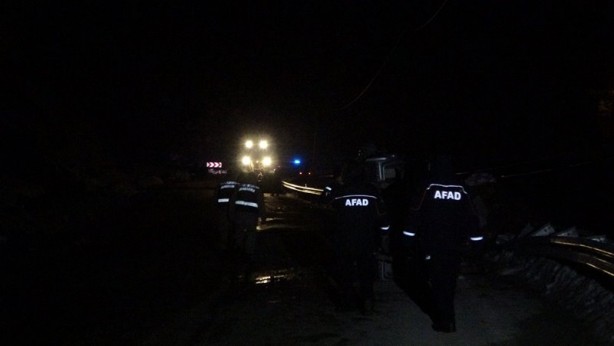 Foto - Feci olay: Kaya parçası yoldan geçen aracın üzerine düştü!
