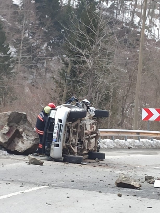 Foto - Feci olay: Kaya parçası yoldan geçen aracın üzerine düştü!