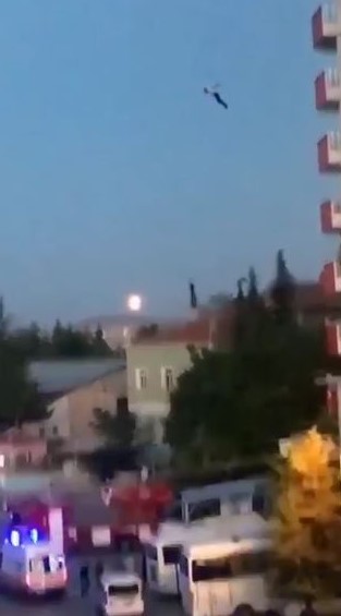 Foto - Feci ölüm! 12 katlı binanın çatısından böyle atladı