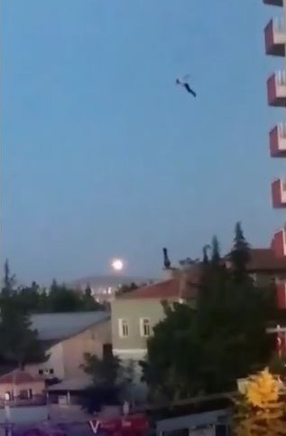Foto - Feci ölüm! 12 katlı binanın çatısından böyle atladı