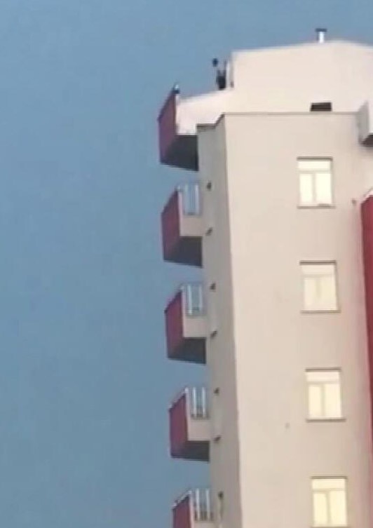 Feci ölüm! 12 katlı binanın çatısından böyle atladı