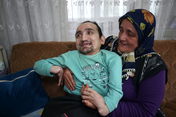 Foto - Fedakar anne hayatını engelli oğluna adadı