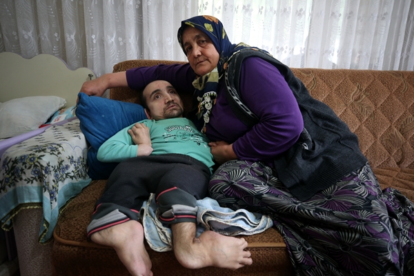 Fedakar anne hayatını engelli oğluna adadı