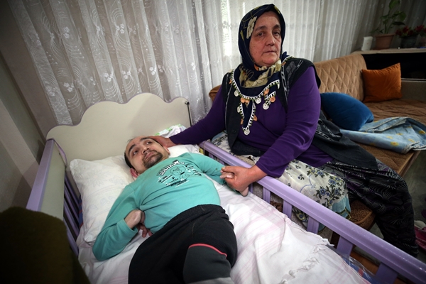 Foto - Fedakar anne hayatını engelli oğluna adadı