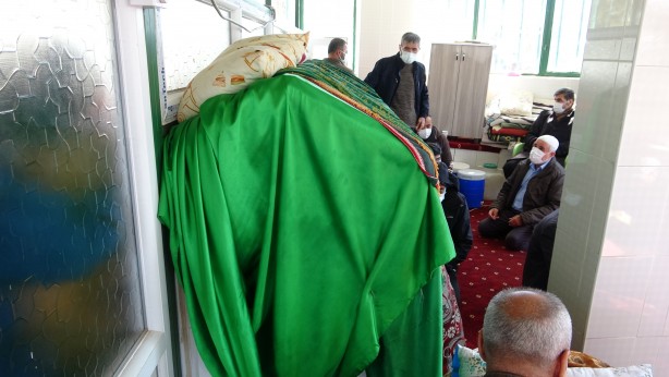 Foto - Felçli vatandaşların şifa buldukları iddia ediliyor! O türbeye ziyaretçi akını