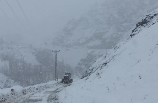 Foto - Fena bastırdı! Kar kalınlığı 1 metreye yaklaştı