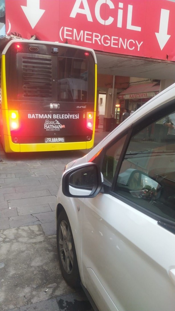 Foto - Fenalaşan yolcuyu hastaneye yetiştiriyordu! Otobüs, acil girişinde sıkıştı