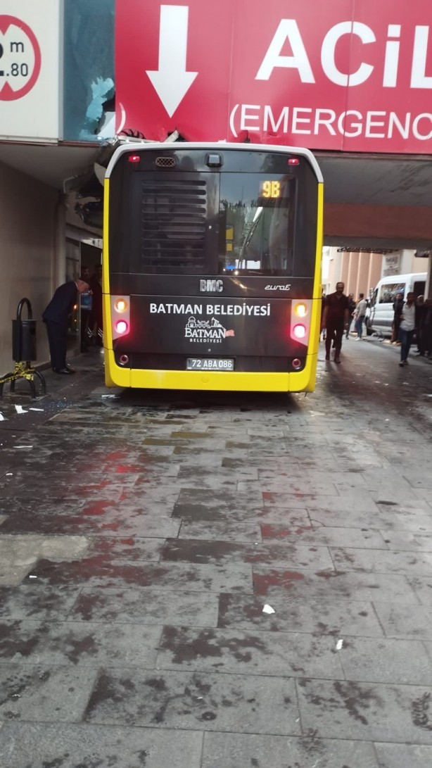 Foto - Fenalaşan yolcuyu hastaneye yetiştiriyordu! Otobüs, acil girişinde sıkıştı